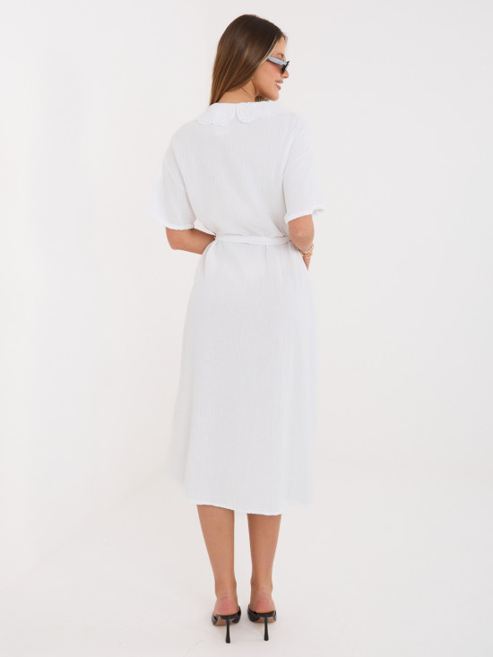 Rochie midi albă evazată cu curea și buzunare