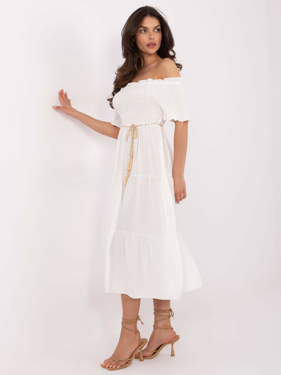 Rochie albă evazată cu curea