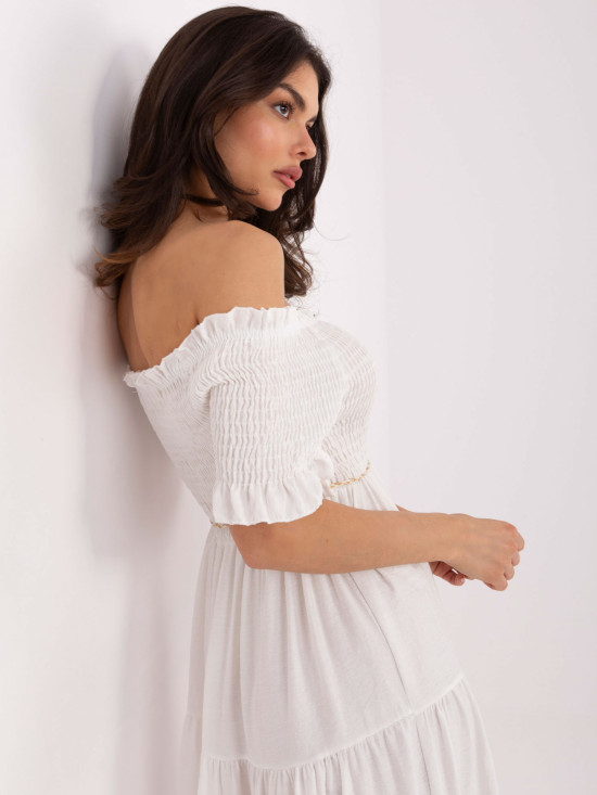 Rochie albă evazată cu curea