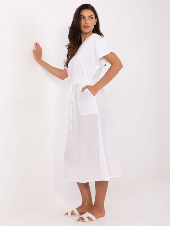 Rochie albă evazată cu mânecă scurtă