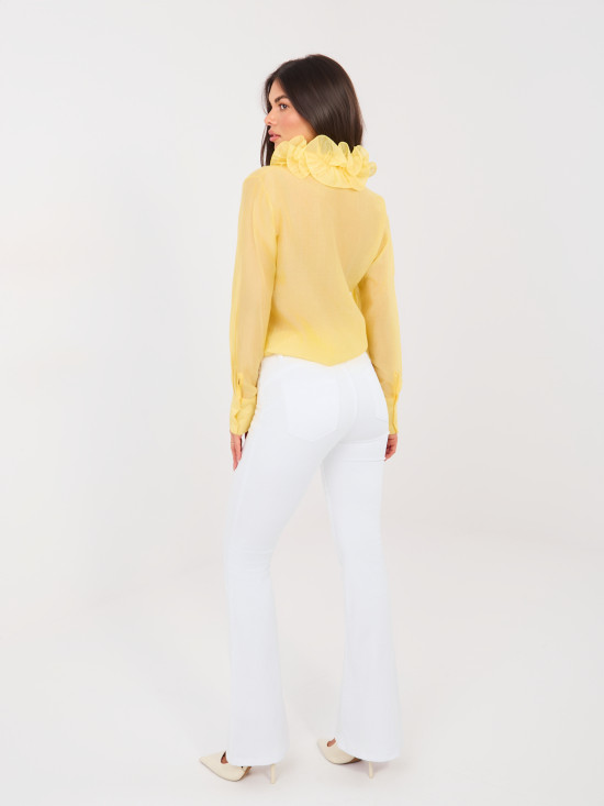 Blugi albi evazați cu talie înaltă