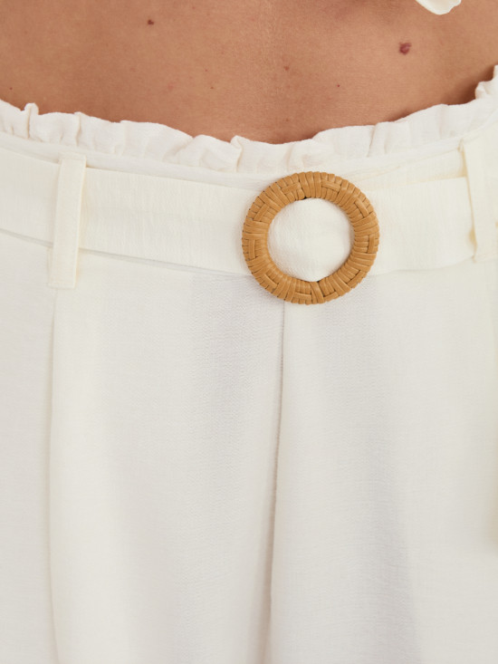 Pantaloni scurți albi din viscoză cu curea