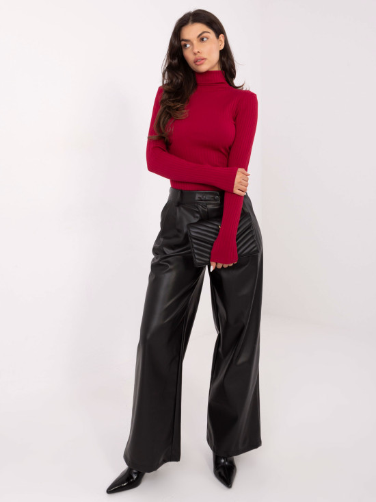 Bluză bordo reiată cu guler înalt