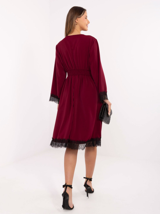 Rochie midi bordo cu dantelă și decolteu petrecut