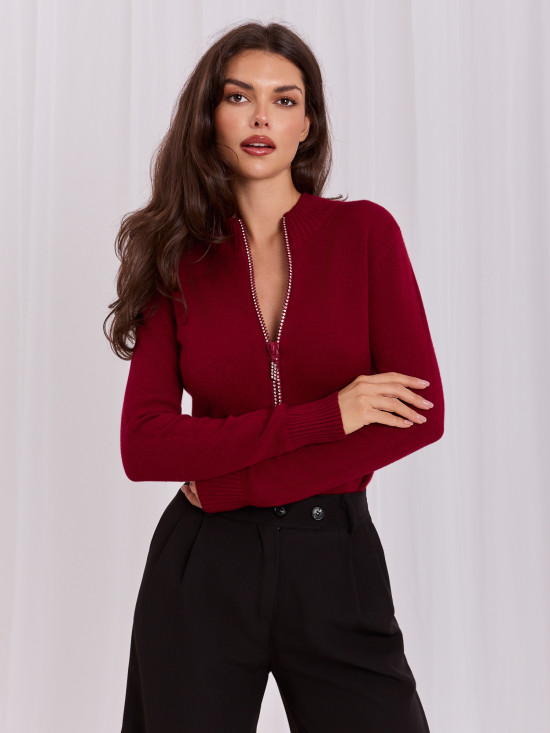 Pulover elegant bordo cu guler înalt și zirconii