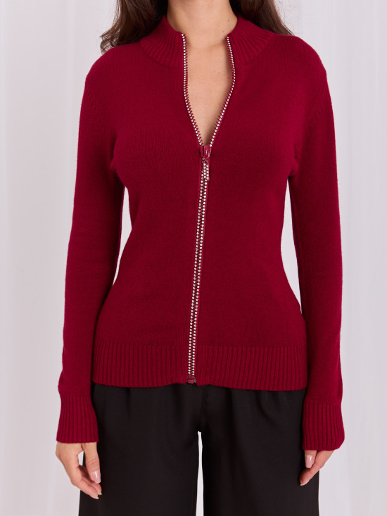 Pulover elegant bordo cu guler înalt și zirconii