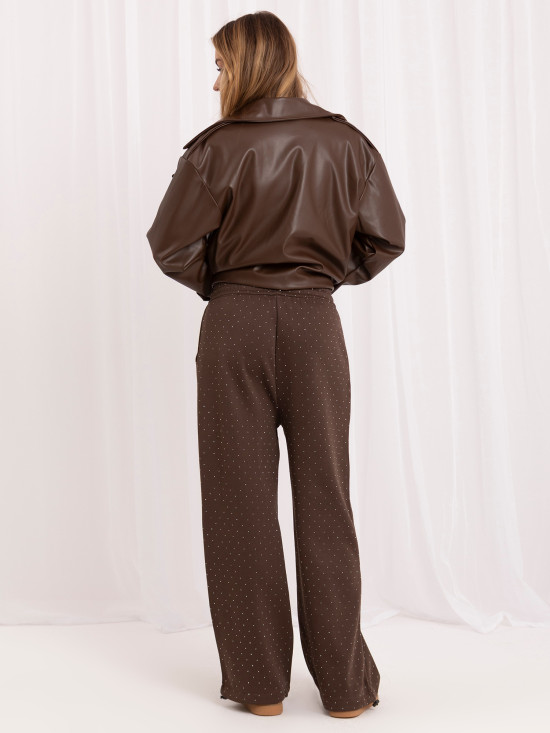 Pantaloni de trening maro cu croială largă și aplicație
