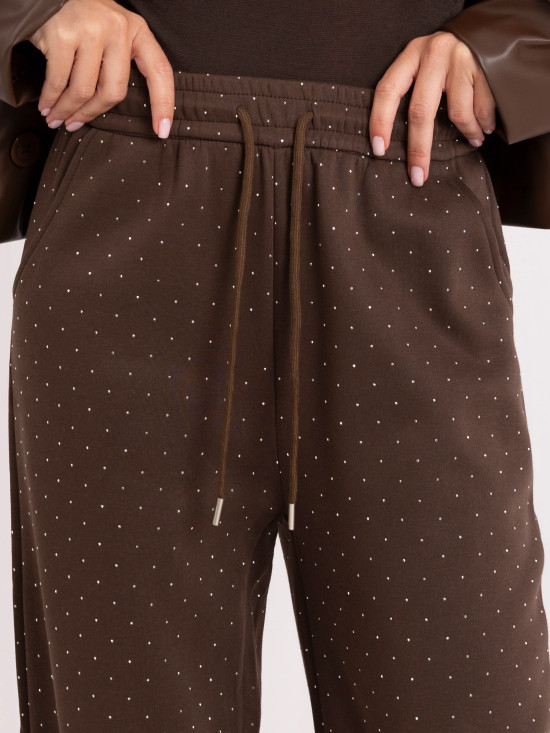 Pantaloni de trening maro cu croială largă și aplicație