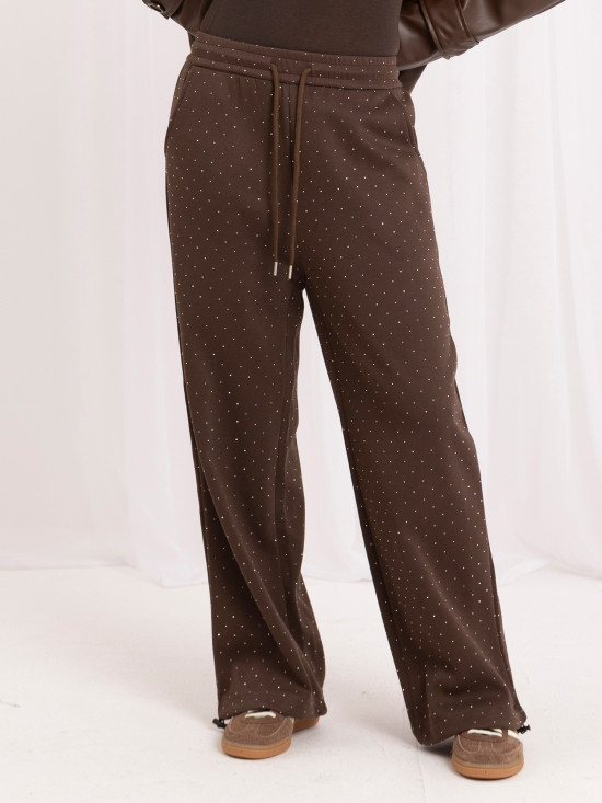 Pantaloni de trening maro cu croială largă și aplicație