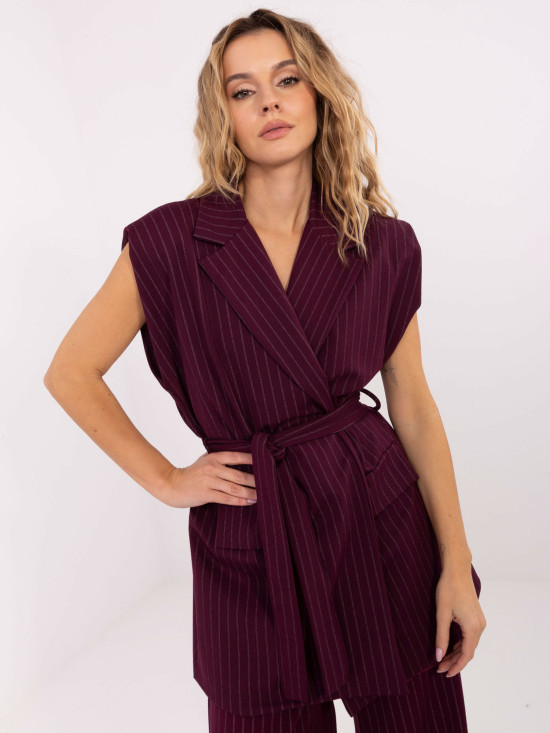 Vestă elegantă bordo cu curea și dungi