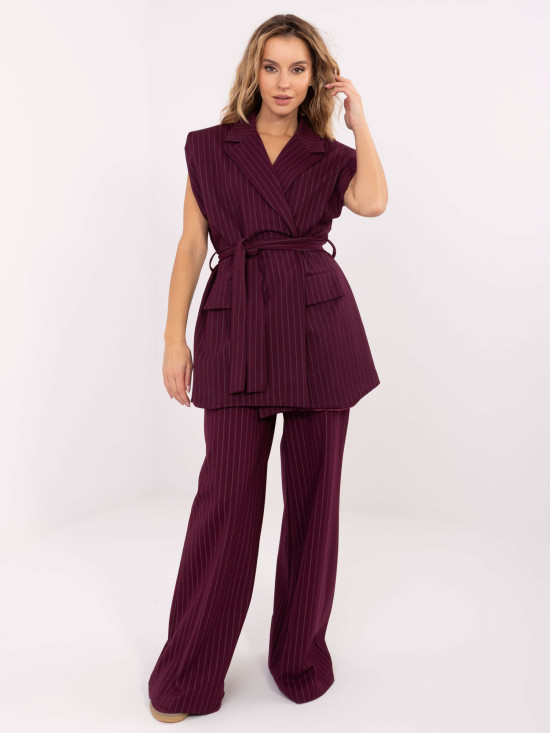 Vestă elegantă bordo cu curea și dungi