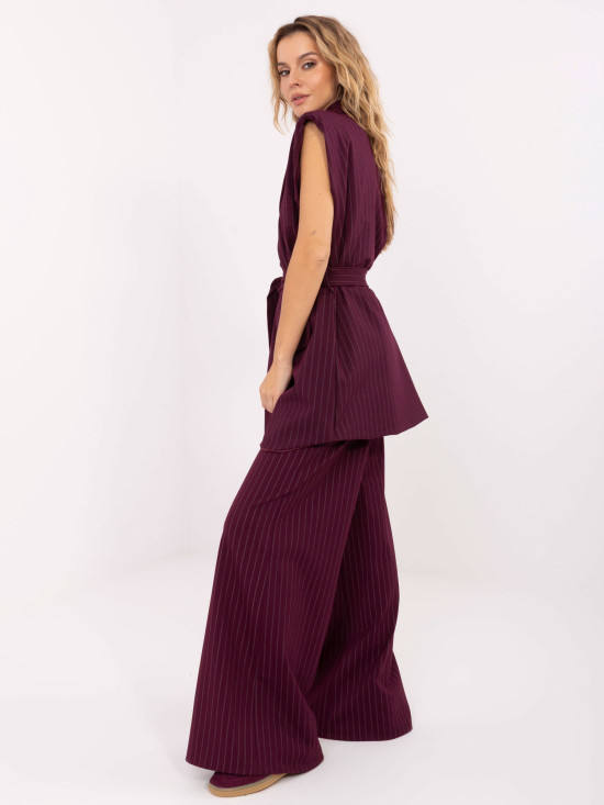 Vestă elegantă bordo cu curea și dungi