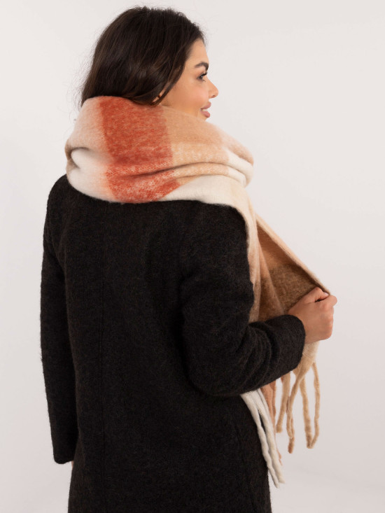 Eșarfă maro cu model în carouri