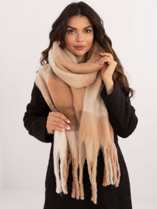 Eșarfă maro cu model în carouri