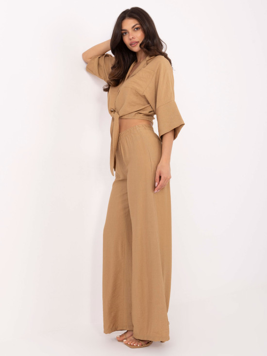 Compleu elegant în culoarea camel