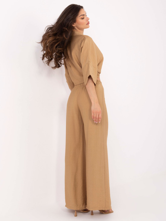 Compleu elegant în culoarea camel