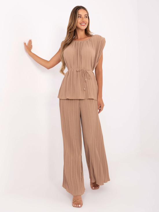 Compleu elegant în culoarea camel