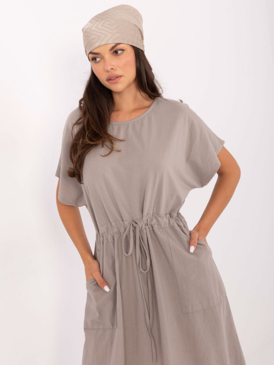Rochie bej cu fustă evazată și mâneci scurte