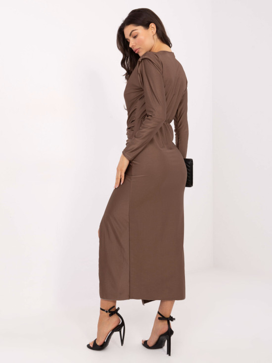 Rochie maxi elegantă bej cu mâneci lungi și decolteu petrecut