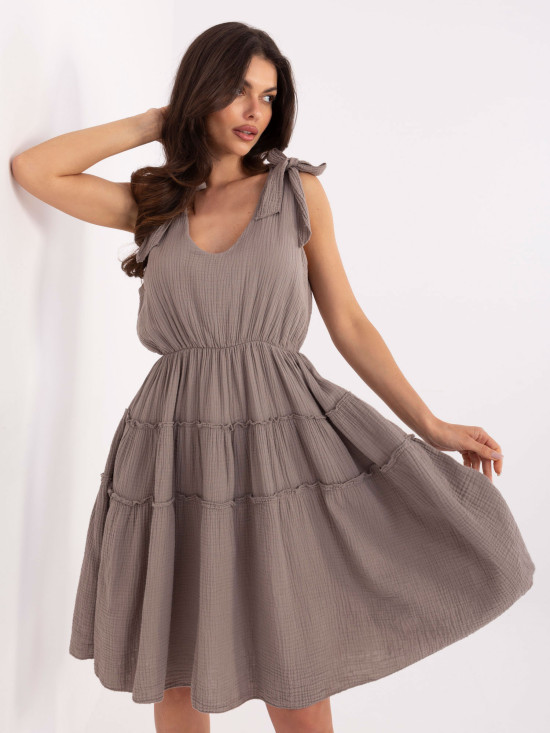 Rochie bej cu fustă evazată și legătură