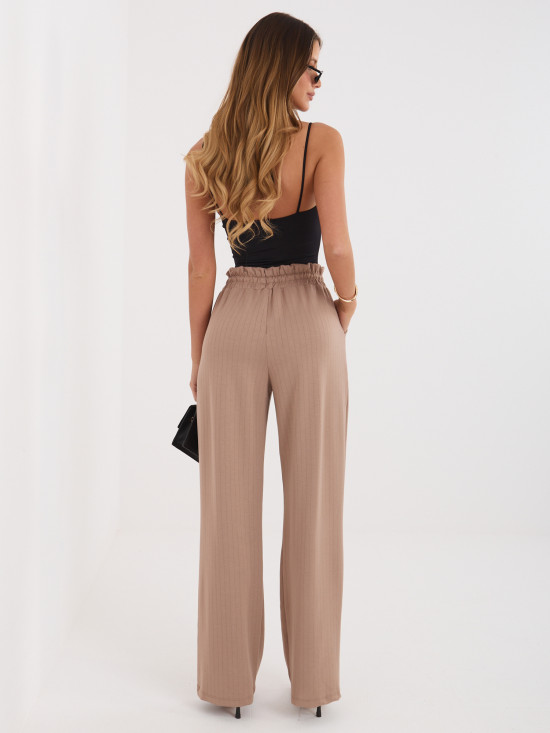 Pantaloni bej cu dungi și talie înaltă