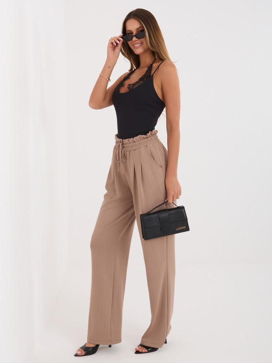 Pantaloni bej cu dungi și talie înaltă