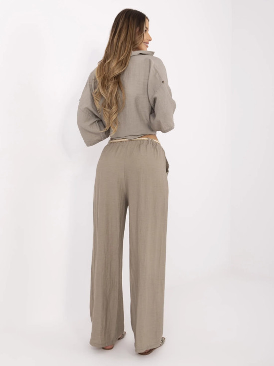 Pantaloni bej largi cu curea