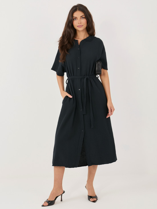 Rochie midi neagră evazată cu curea și buzunare