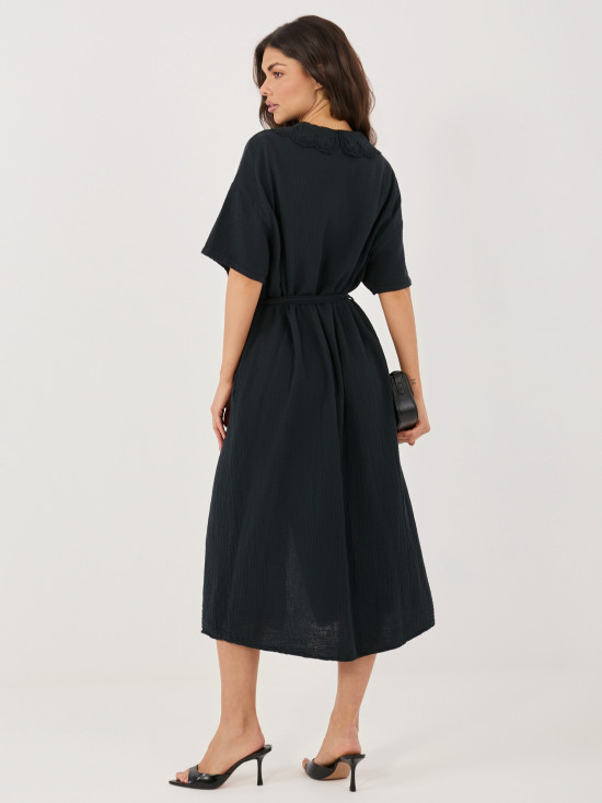 Rochie midi neagră evazată cu curea și buzunare