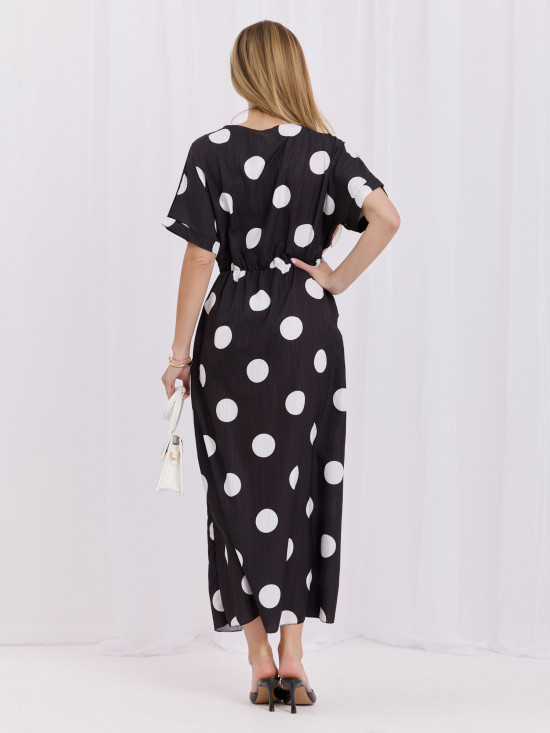 Rochie midi negru-alb cu buline și decolteu petrecut