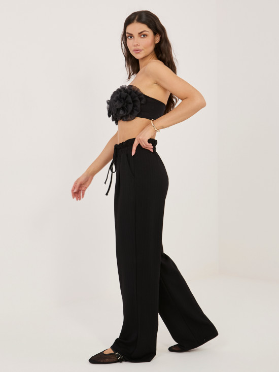 Pantaloni negri cu dungi și talie înaltă