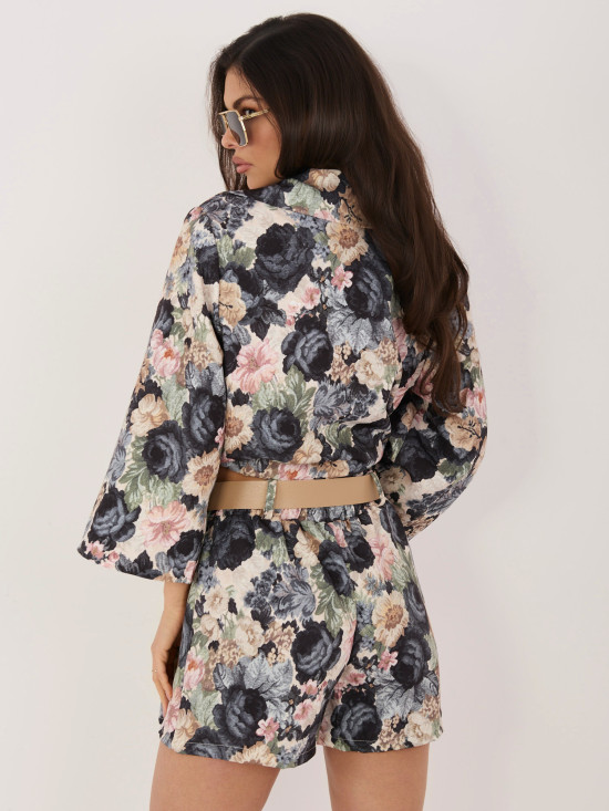 Pantaloni scurți negri cu imprimeu floral, croială largă și curea