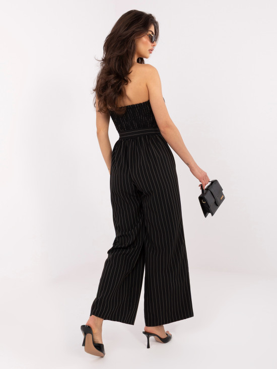 Salopetă neagră cu dungi, curea și pantaloni largi