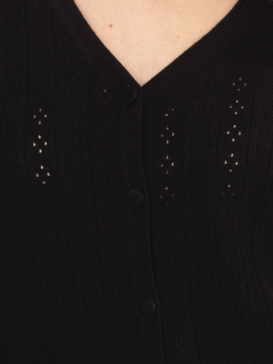 Pulover negru ajurat cu nasturi și decolteu în V