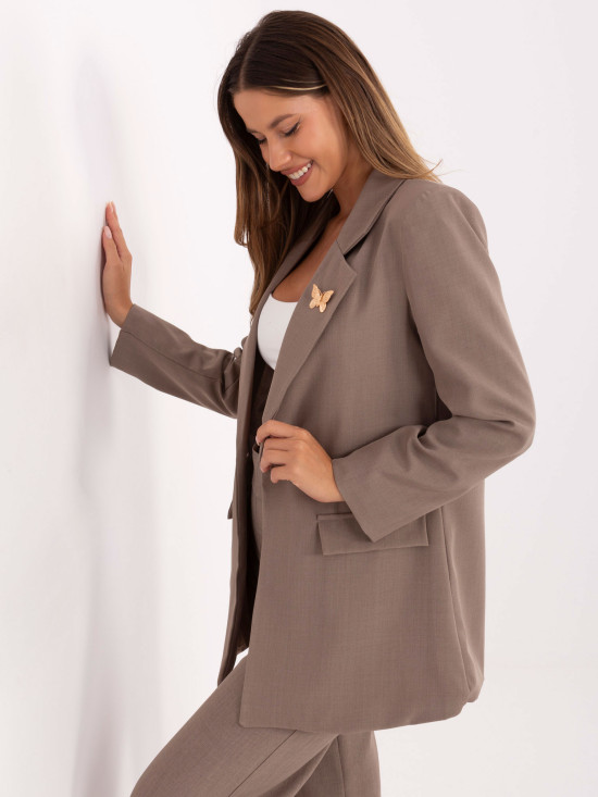 Sacou elegant bej cu căptușeală și broșă