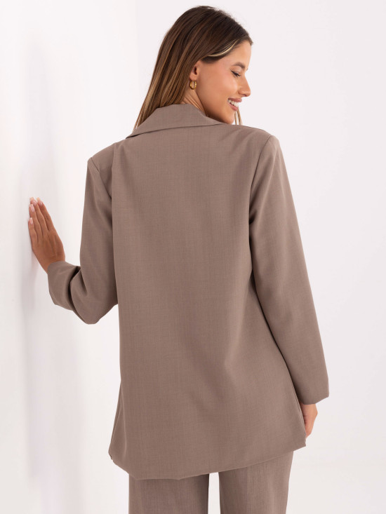 Sacou elegant bej cu căptușeală și broșă
