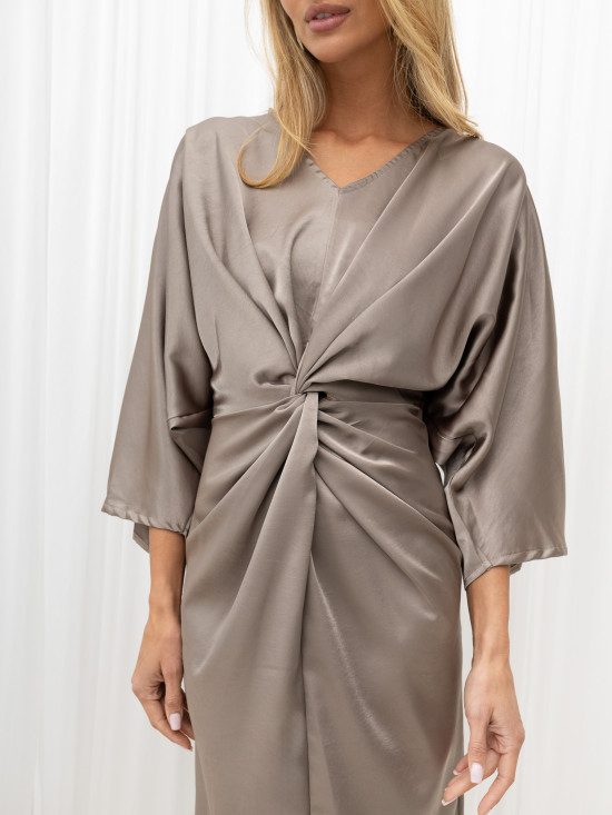 Rochie midi asimetrică cu mâneci 3/4 și decolteu în V, bej