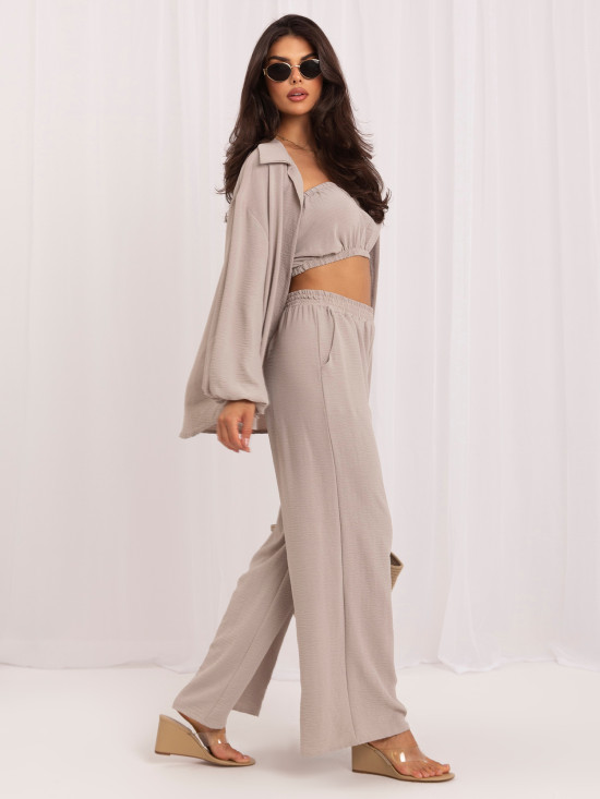 Set bej cu top, cămașă și pantaloni