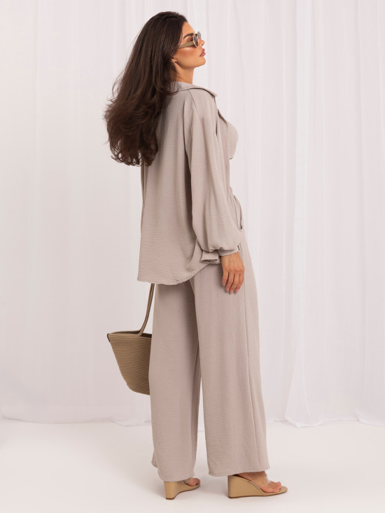 Set bej cu top, cămașă și pantaloni