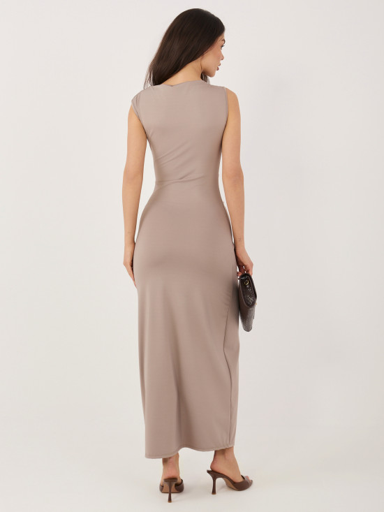 Rochie midi elegantă bej cu decolteu tip cascadă