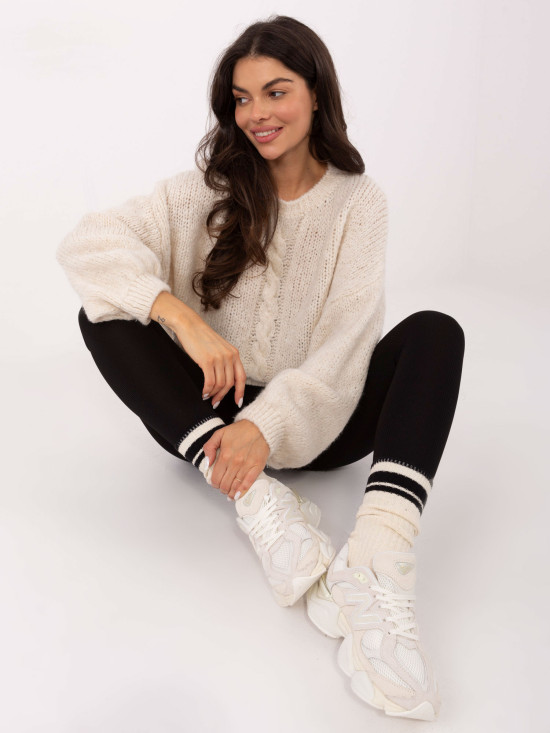 Pulover bej cu decolteu rotund și textură deosebită