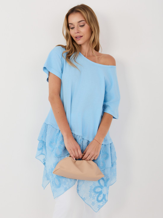 Bluză bleu din bumbac cu volan și broderie