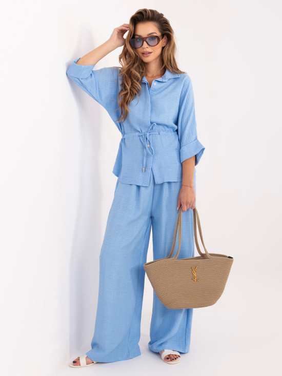 Set elegant albastru deschis cu cămașă și pantaloni largi