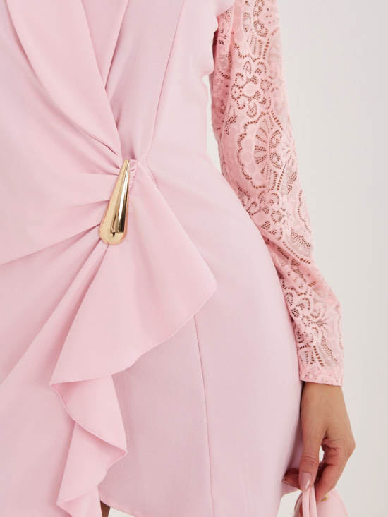 Rochie mini elegantă roz deschis cu dantelă și volan