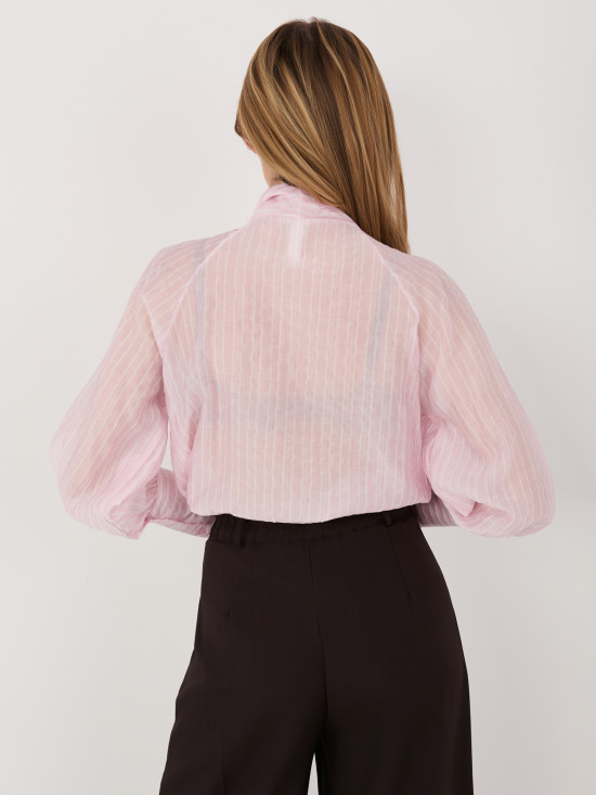 Cămașă roz cu dungi și decolteu cu șnur