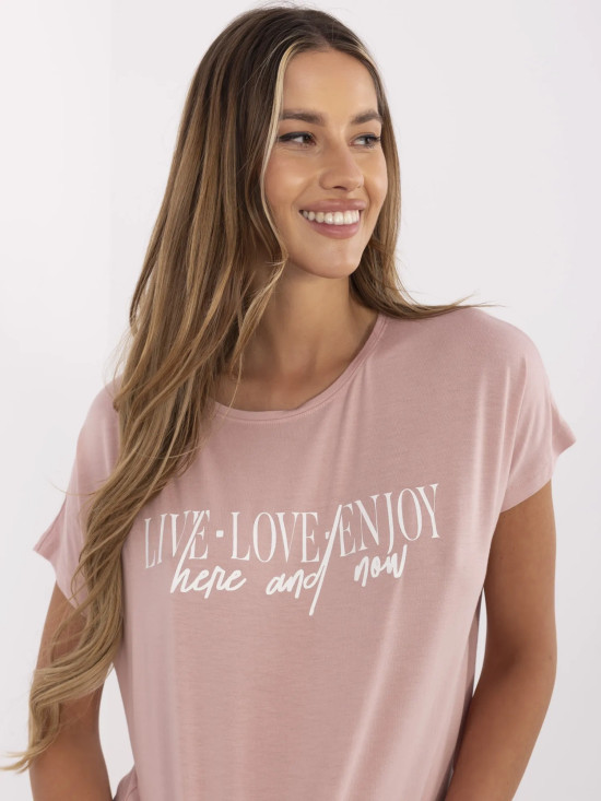 Tricou stilat cu inscripție în roz deschis