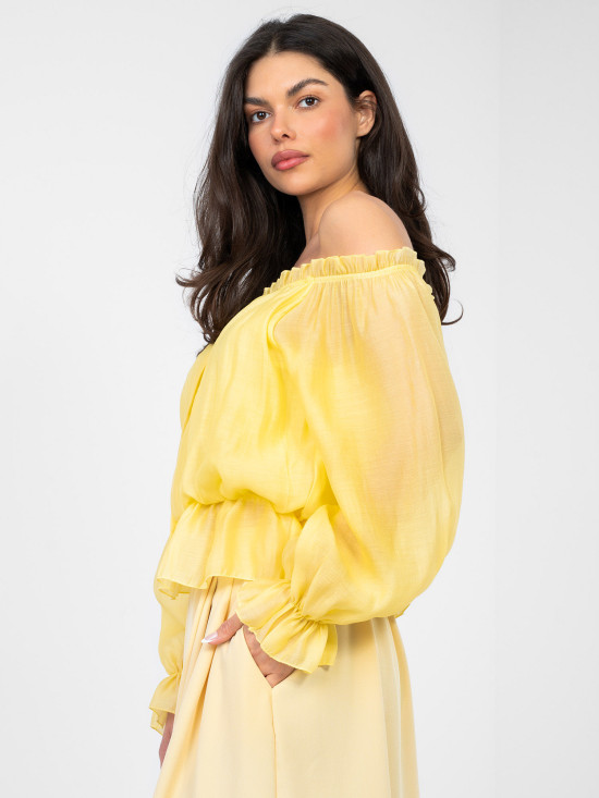 Bluză galbenă cu umeri goi și volan