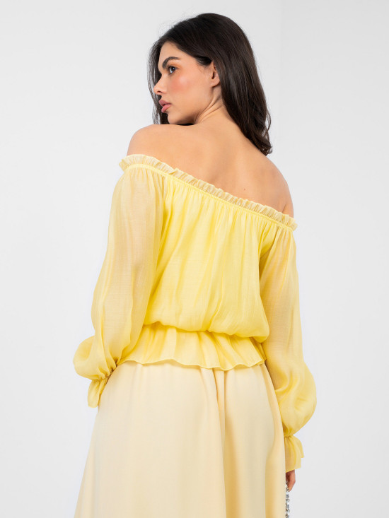 Bluză galbenă cu umeri goi și volan
