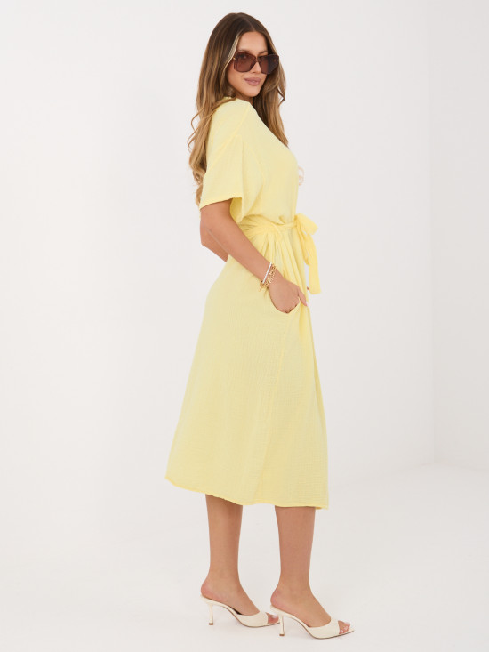 Rochie midi galbenă evazată cu curea și buzunare