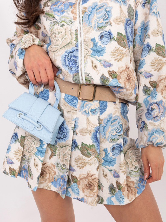 Pantaloni scurți albaștri cu imprimeu floral, croială largă și curea